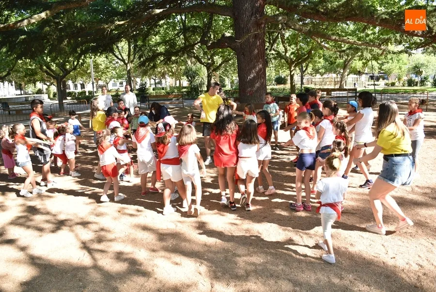 Foto 3 - Miembros del Equipo de Gobierno visitan &lsquo;Nos reciclamos en verano&rsquo;