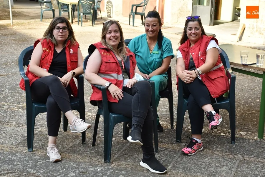Foto 2 - Los desalojados que siguen en la Escuela Hogar entretienen la tarde con Lauren Risue&ntilde;o y un bingo