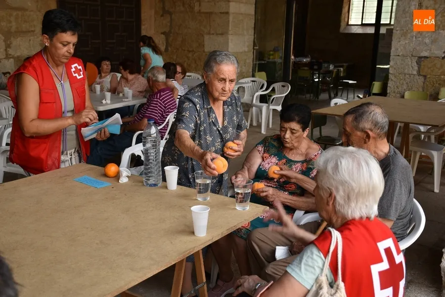 Foto 4 - Los desalojados que siguen en la Escuela Hogar entretienen la tarde con Lauren Risue&ntilde;o y un bingo