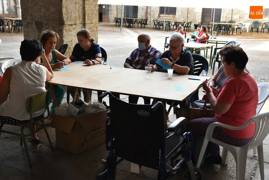 Foto 9 - Los desalojados que siguen en la Escuela Hogar entretienen la tarde con Lauren Risue&ntilde;o y un bingo