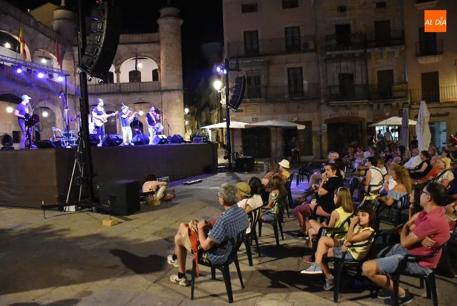 Foto 8 - Folk on Crest cierra la semana de conciertos en la Plaza Mayor mirobrigense
