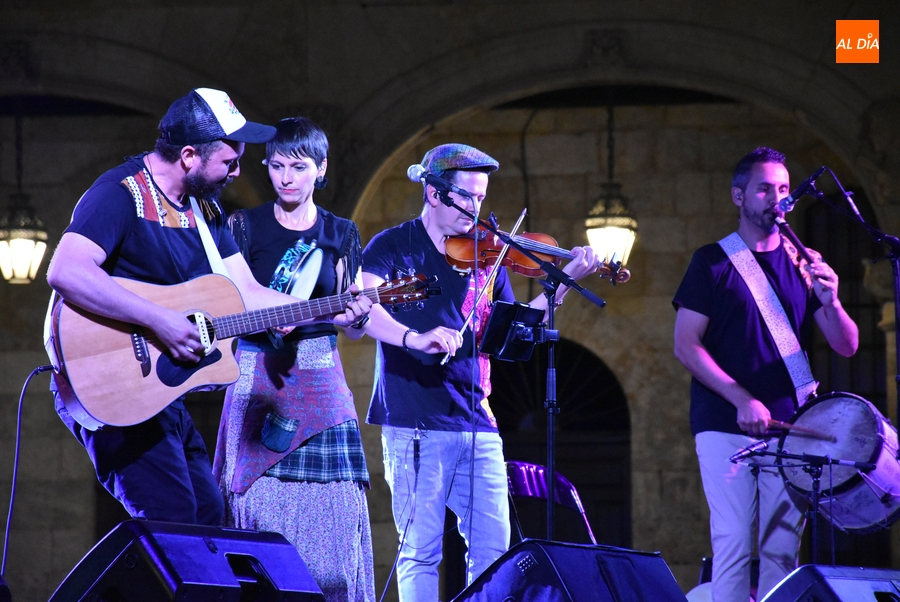 Folk on Crest cierra la semana de conciertos en la Plaza Mayor mirobrigense