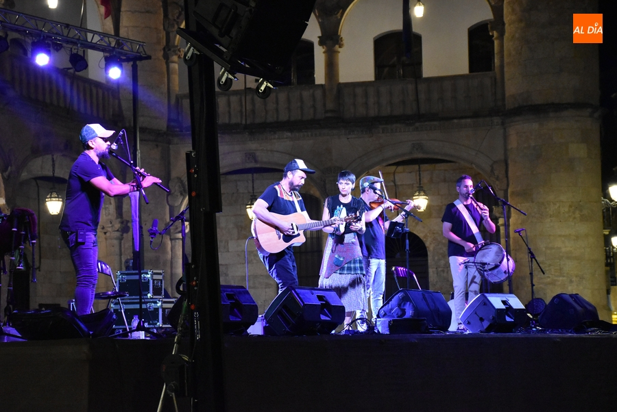Foto 5 - Folk on Crest cierra la semana de conciertos en la Plaza Mayor mirobrigense