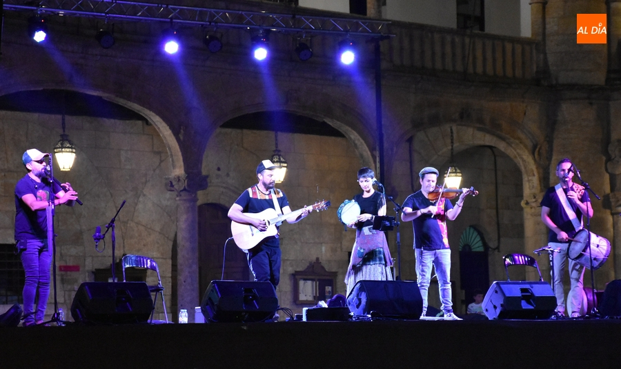 Foto 4 - Folk on Crest cierra la semana de conciertos en la Plaza Mayor mirobrigense