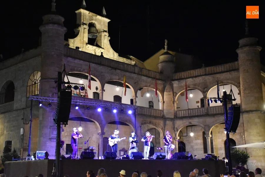 Foto 3 - Folk on Crest cierra la semana de conciertos en la Plaza Mayor mirobrigense
