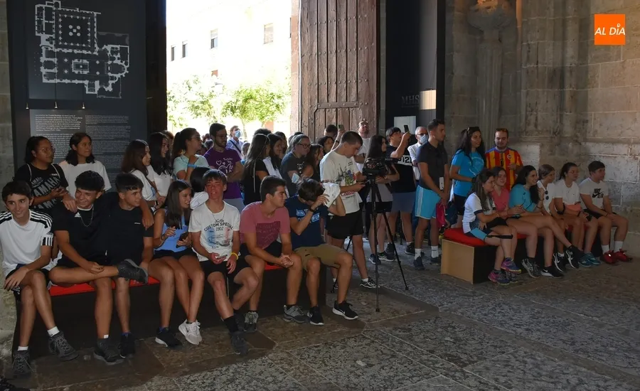 Foto 2 - Sale de Ciudad Rodrigo un grupo de 54 personas rumbo a la Peregrinaci&oacute;n Europea de J&oacute;venes de Santiago