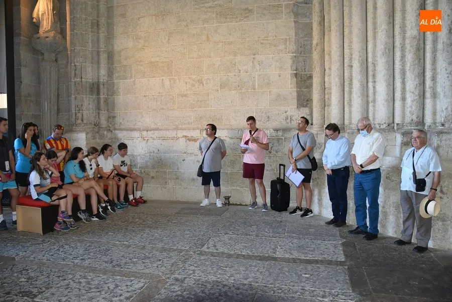 Foto 5 - Sale de Ciudad Rodrigo un grupo de 54 personas rumbo a la Peregrinaci&oacute;n Europea de J&oacute;venes de Santiago