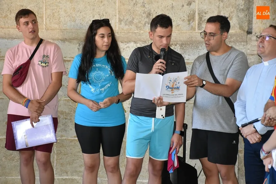 Foto 10 - Sale de Ciudad Rodrigo un grupo de 54 personas rumbo a la Peregrinaci&oacute;n Europea de J&oacute;venes de Santiago