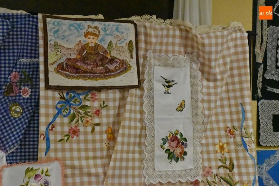 Foto 10 - Las alumnas de pintura en tela y bolillos del Centro de Mayores exponen sus trabajos
