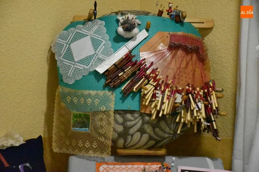 Foto 9 - Las alumnas de pintura en tela y bolillos del Centro de Mayores exponen sus trabajos