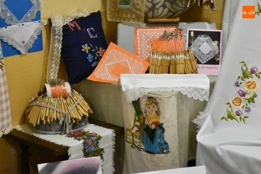 Foto 8 - Las alumnas de pintura en tela y bolillos del Centro de Mayores exponen sus trabajos