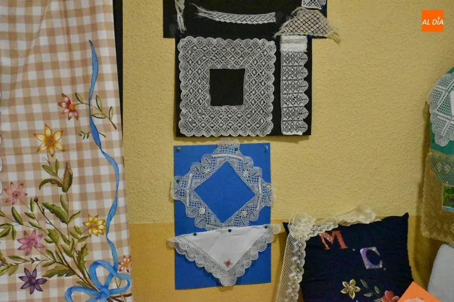 Foto 6 - Las alumnas de pintura en tela y bolillos del Centro de Mayores exponen sus trabajos