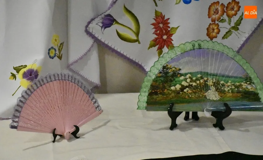 Foto 5 - Las alumnas de pintura en tela y bolillos del Centro de Mayores exponen sus trabajos