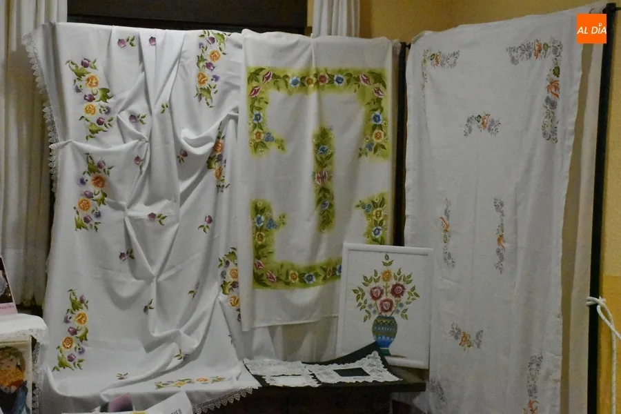 Foto 4 - Las alumnas de pintura en tela y bolillos del Centro de Mayores exponen sus trabajos