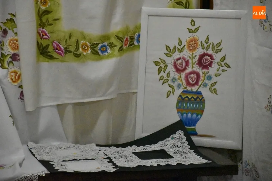 Foto 3 - Las alumnas de pintura en tela y bolillos del Centro de Mayores exponen sus trabajos