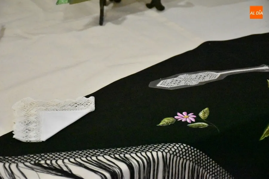 Foto 2 - Las alumnas de pintura en tela y bolillos del Centro de Mayores exponen sus trabajos