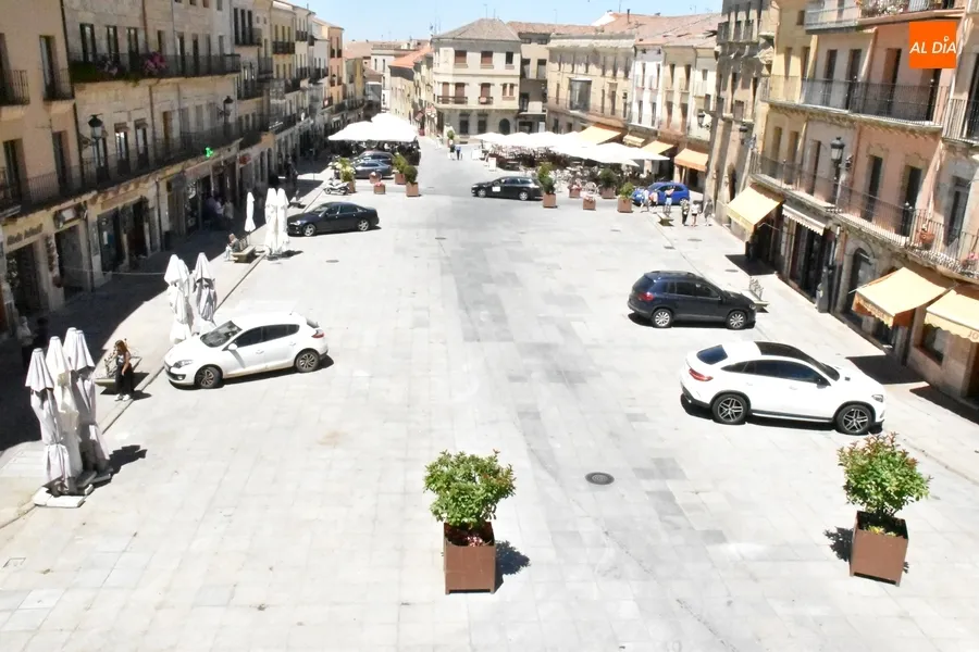 Foto 7 - La Plaza Mayor, libre ya de veh&iacute;culos salvo por los &lsquo;despistados&rsquo;