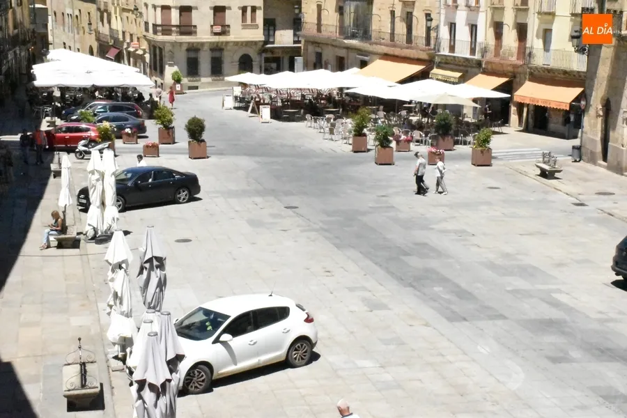 Foto 5 - La Plaza Mayor, libre ya de veh&iacute;culos salvo por los &lsquo;despistados&rsquo;