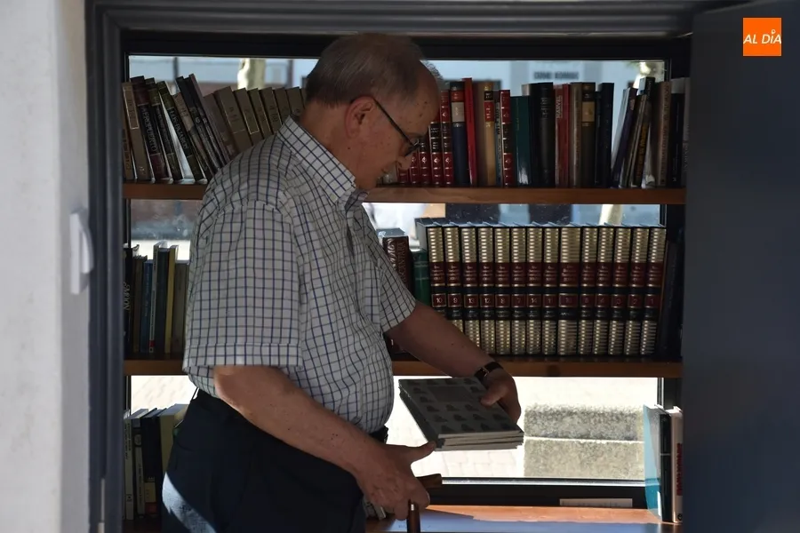 Foto 2 - Santiago Corchete dona a la Bibliocaseta varios ejemplares de su poemario &lsquo;La sombra en el jard&iacute;n&rsquo;