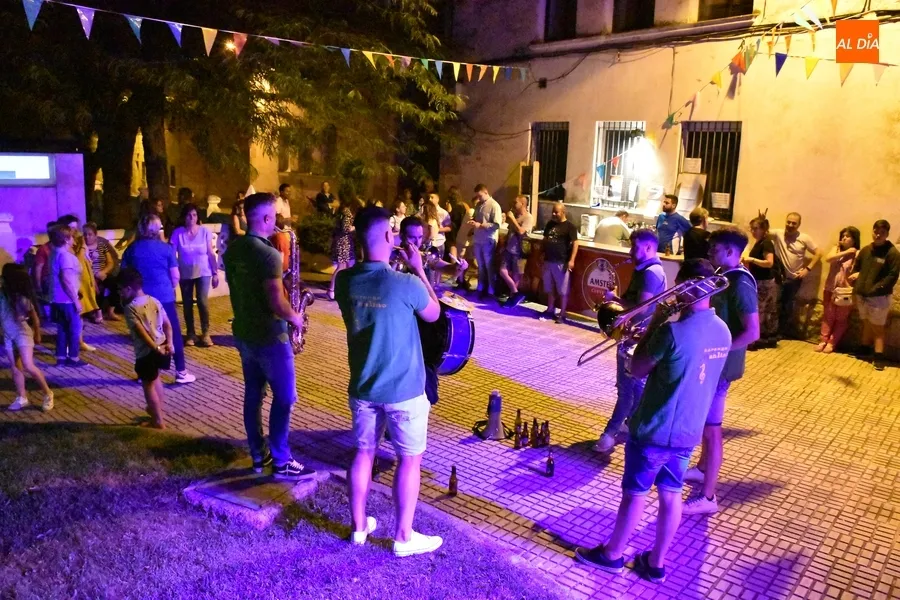 Foto 11 - San Andr&eacute;s inicia la nueva etapa de sus fiestas con la animaci&oacute;n de la Charanga Manliao