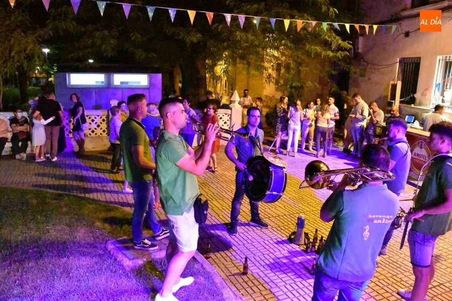 Foto 9 - San Andr&eacute;s inicia la nueva etapa de sus fiestas con la animaci&oacute;n de la Charanga Manliao