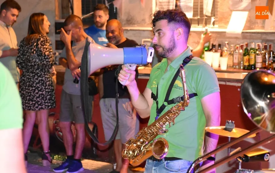 Foto 10 - San Andr&eacute;s inicia la nueva etapa de sus fiestas con la animaci&oacute;n de la Charanga Manliao