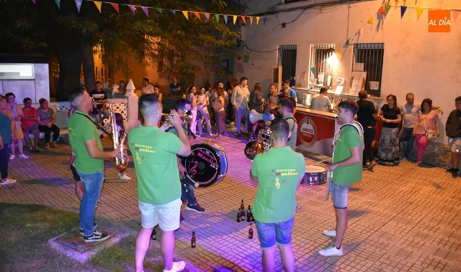 Foto 8 - San Andr&eacute;s inicia la nueva etapa de sus fiestas con la animaci&oacute;n de la Charanga Manliao