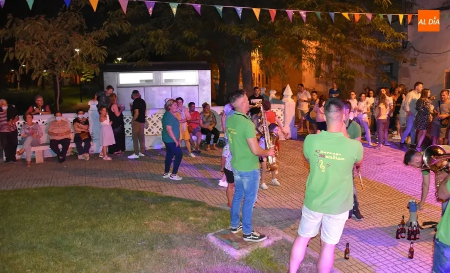 Foto 7 - San Andr&eacute;s inicia la nueva etapa de sus fiestas con la animaci&oacute;n de la Charanga Manliao