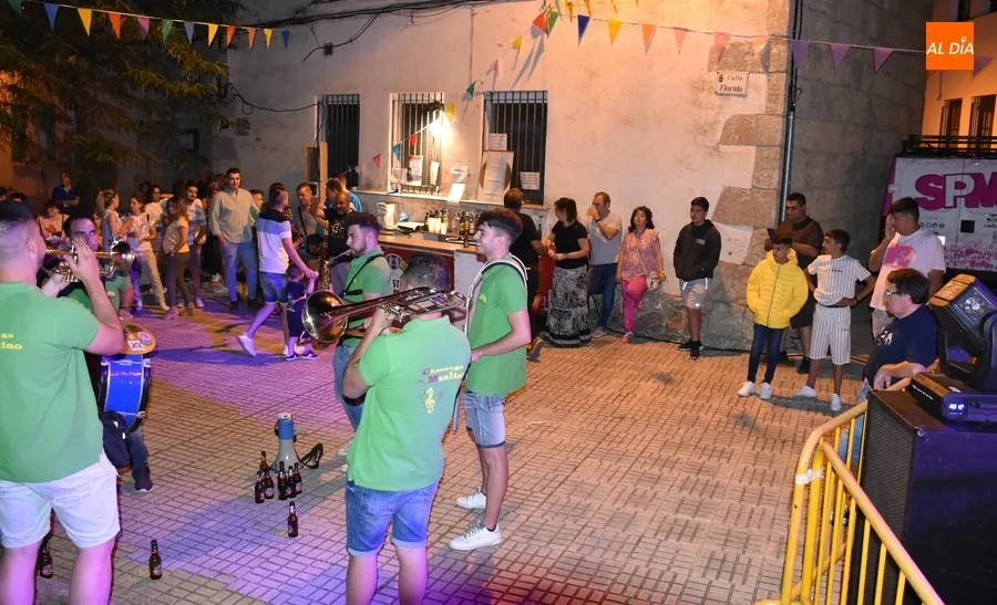 Foto 6 - San Andr&eacute;s inicia la nueva etapa de sus fiestas con la animaci&oacute;n de la Charanga Manliao