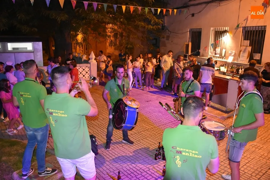 Foto 5 - San Andr&eacute;s inicia la nueva etapa de sus fiestas con la animaci&oacute;n de la Charanga Manliao