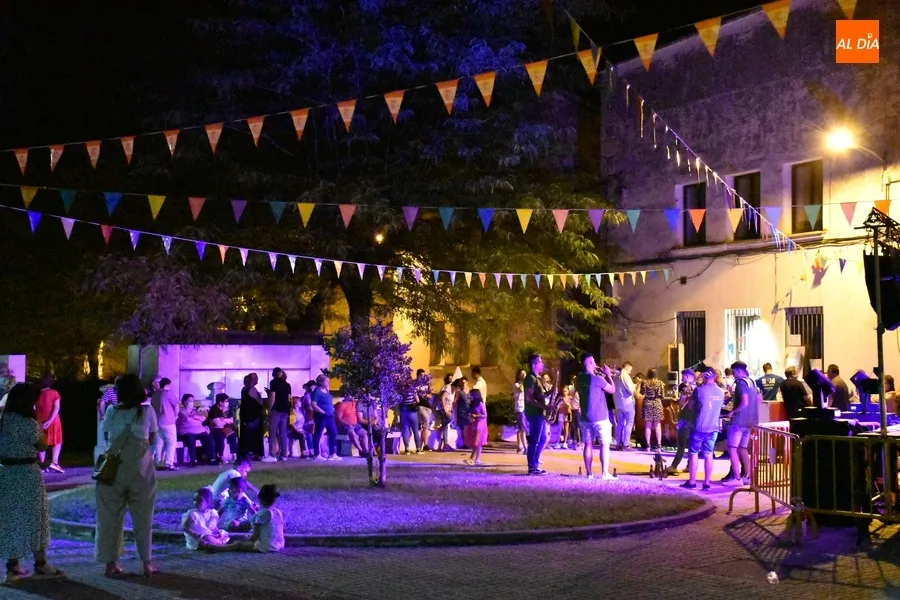 Foto 4 - San Andr&eacute;s inicia la nueva etapa de sus fiestas con la animaci&oacute;n de la Charanga Manliao