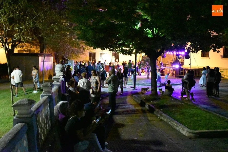 Foto 3 - San Andr&eacute;s inicia la nueva etapa de sus fiestas con la animaci&oacute;n de la Charanga Manliao
