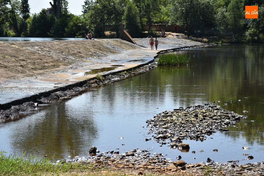 La presa de La Pesquera, objeto de una limpieza para retirar el verd&iacute;n