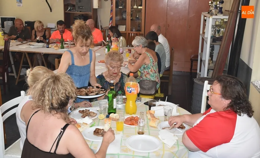 Foto 9 - La Avenida de Espa&ntilde;a cierra sus fiestas con un homenaje y una comida conjunta