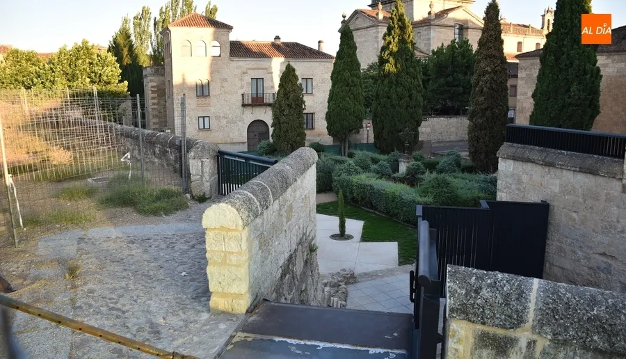 Foto 3 - As&iacute; luce el nuevo foso que se ha configurado en la Plazuela de Amayuelas