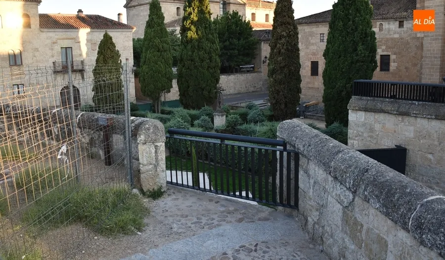 Foto 2 - As&iacute; luce el nuevo foso que se ha configurado en la Plazuela de Amayuelas