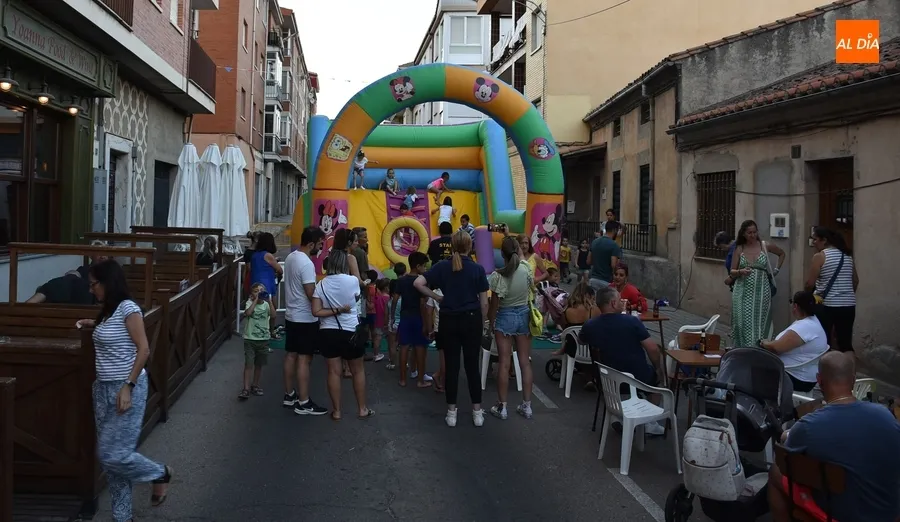 Foto 2 - Santa Ana abre sus fiestas con hinchables y la actuaci&oacute;n de El Mora