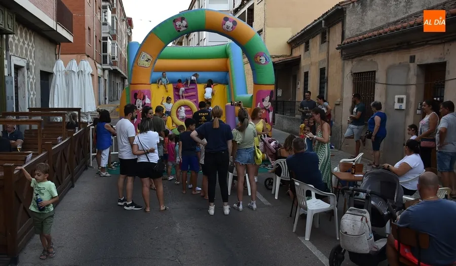 Foto 3 - Santa Ana abre sus fiestas con hinchables y la actuaci&oacute;n de El Mora