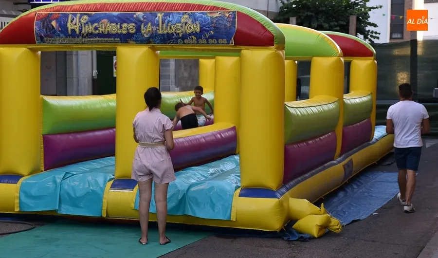 Foto 4 - Santa Ana abre sus fiestas con hinchables y la actuaci&oacute;n de El Mora