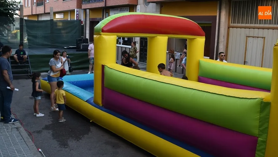 Foto 6 - Santa Ana abre sus fiestas con hinchables y la actuaci&oacute;n de El Mora