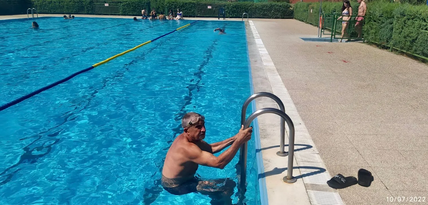 Las piscinas de Macotera acogían el Reto ‘Mójate por la Esclerosis Múltiple’
