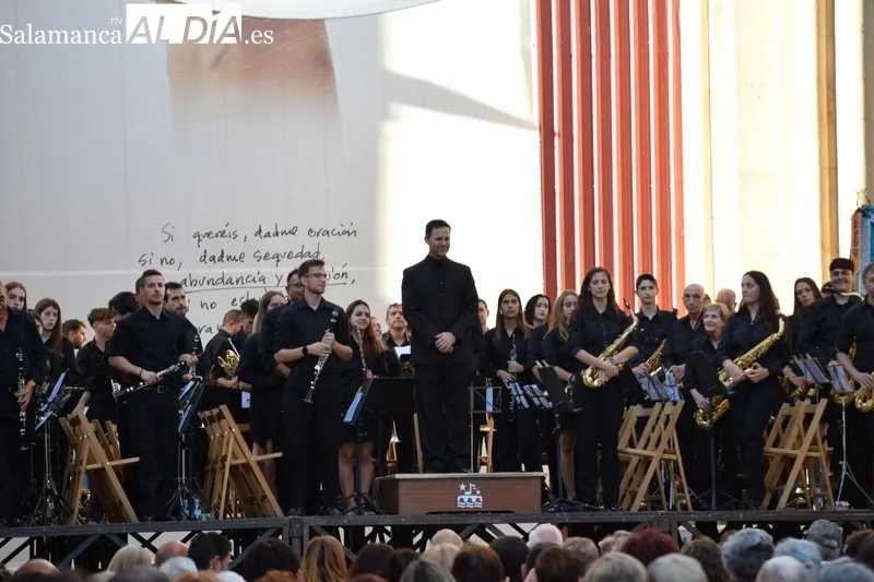 Foto 10 - La Banda de M&uacute;sica de Alba de Tormes hace de anfitriona en el encuentro de bandas