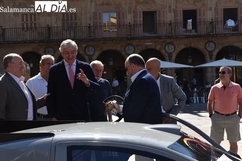 El piloto Gonzalo Campo junto al vehículo en la Plaza Mayor de Salamanca | Fotos: Vanesa Martins