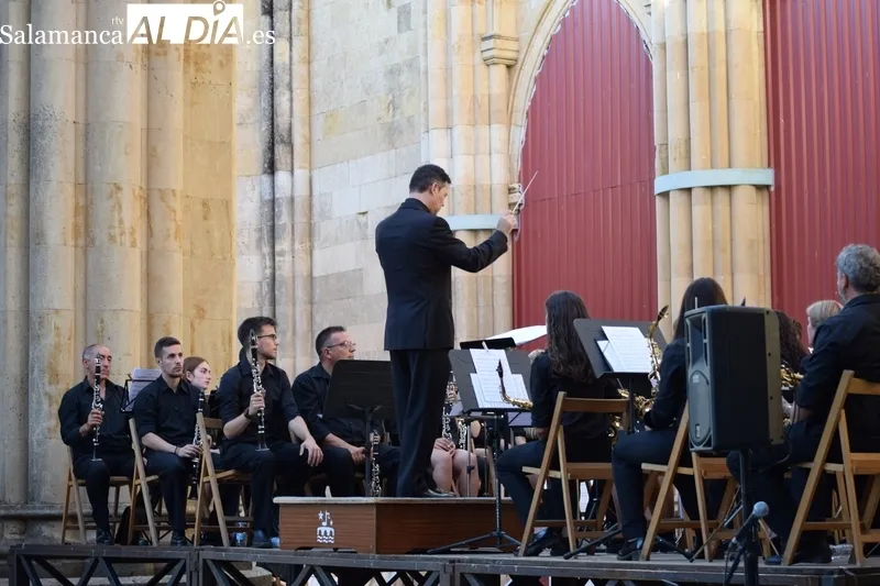 Foto 7 - La Banda de M&uacute;sica de Alba de Tormes hace de anfitriona en el encuentro de bandas