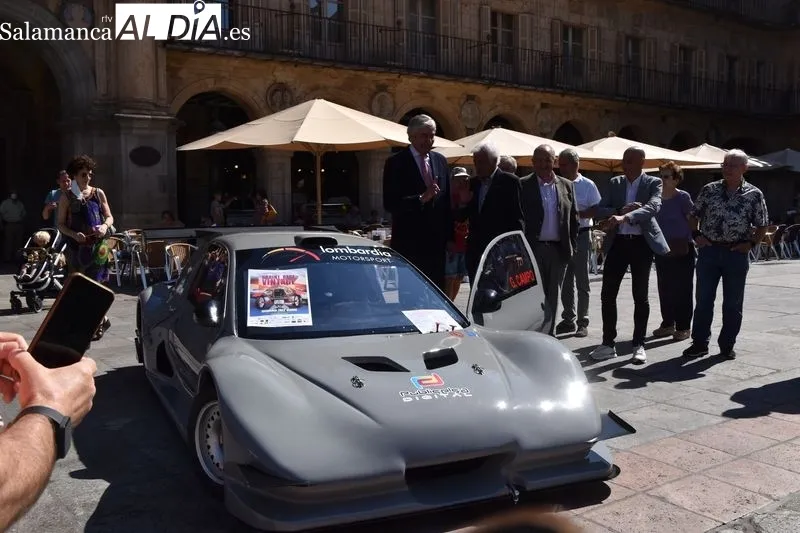 El piloto Gonzalo Campo junto al vehículo en la Plaza Mayor de Salamanca | Fotos: Vanesa Martins