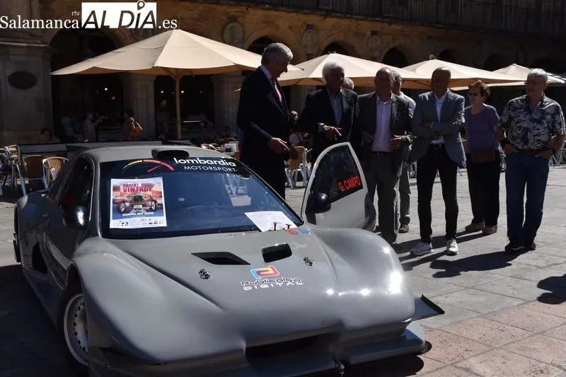 El piloto Gonzalo Campo junto al vehículo en la Plaza Mayor de Salamanca | Fotos: Vanesa Martins