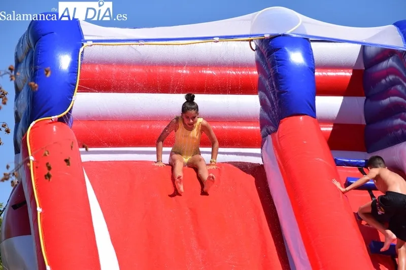Foto 10 - Hinchables y juegos acu&aacute;ticos para combatir el calor en plenas fiestas de Galinduste