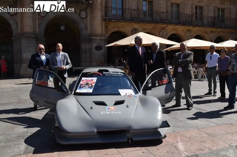 El piloto Gonzalo Campo junto al vehículo en la Plaza Mayor de Salamanca | Fotos: Vanesa Martins