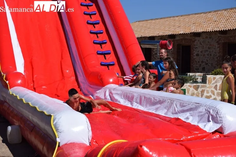 Foto 9 - Hinchables y juegos acu&aacute;ticos para combatir el calor en plenas fiestas de Galinduste