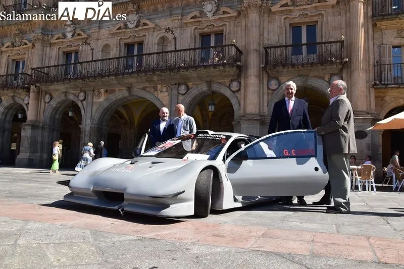 El piloto Gonzalo Campo junto al vehículo en la Plaza Mayor de Salamanca | Fotos: Vanesa Martins
